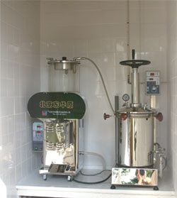 hogedruk kookketel (rechts)en verpakkingsmachine (links)